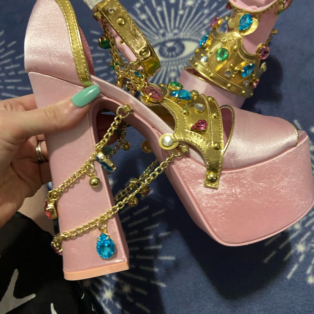 Sugar Thrillz Crowned Charmer Jeweled platform chunky heels pink sz 8 nwob new. - Picture 2 of 13